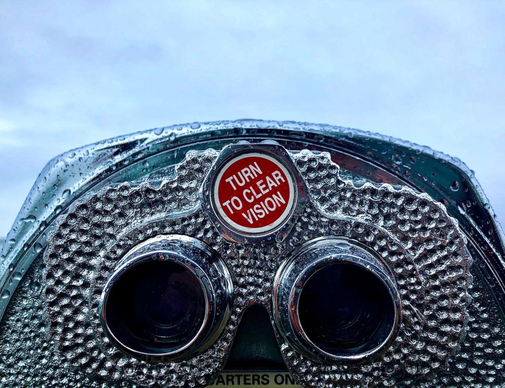 Binocular - Turn to clear vision - Pic by Chase Murphy - Unsplash